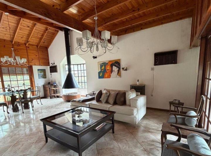 Casa · 200m² · 4 Ambientes · 2 Cocheras