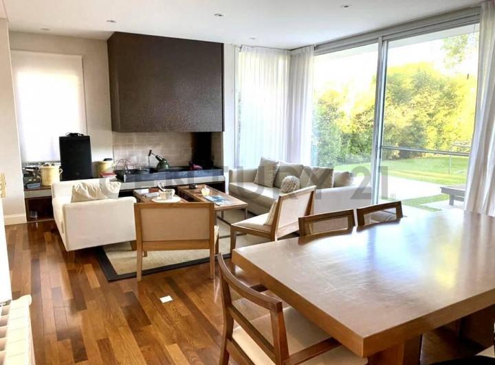 Casa · 220m² · 5 Ambientes · 2 Cocheras