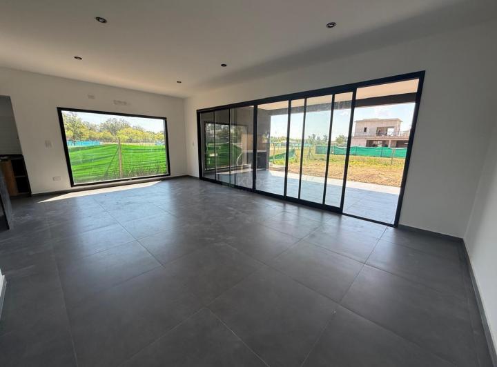 Casa · 143m² · 4 Ambientes · 2 Cocheras
