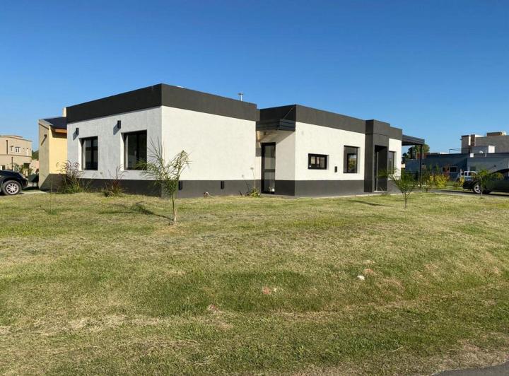 Casa · 130m² · 4 Ambientes · 1 Cochera