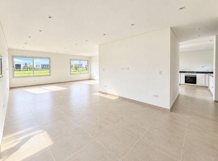 Casa · 180m² · 4 Ambientes · 2 Cocheras