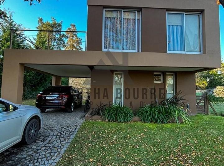 Casa · 210m² · 5 Ambientes · 1 Cochera