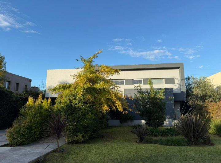 Casa · 215m² · 7 Ambientes · 3 Cocheras