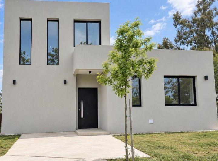 Casa · 200m² · 5 Ambientes · 2 Cocheras