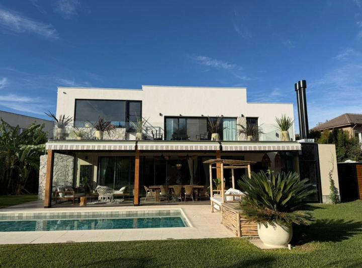 Casa · 422m² · 8 Ambientes · 3 Cocheras
