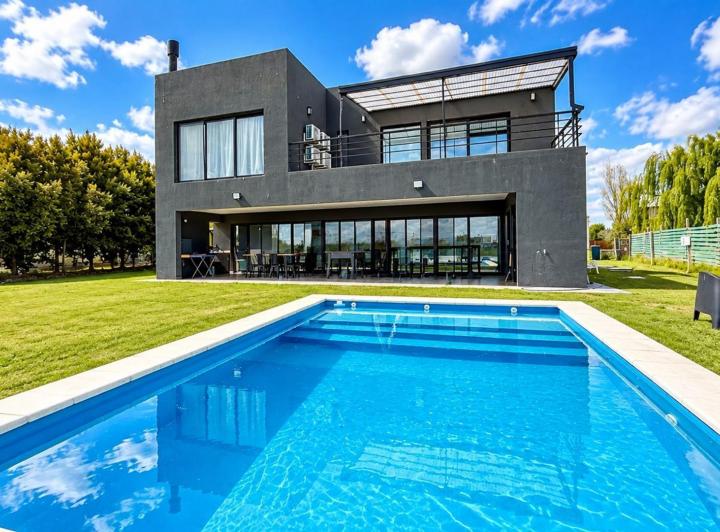 Casa · 245m² · 5 Ambientes · 2 Cocheras