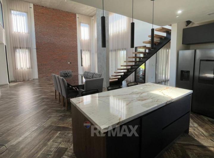 Casa · 240m² · 5 Ambientes · 8 Cocheras