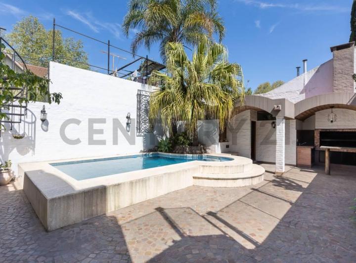 Casa · 254m² · 5 Ambientes · 2 Cocheras
