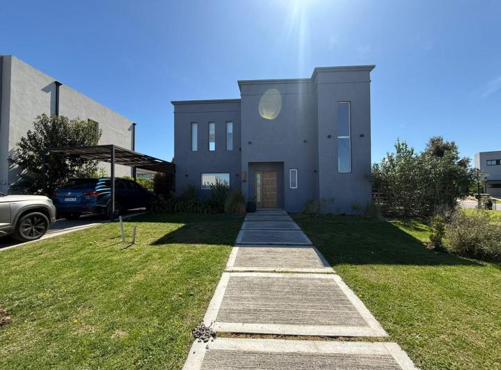 Casa · 144m² · 5 Ambientes · 2 Cocheras