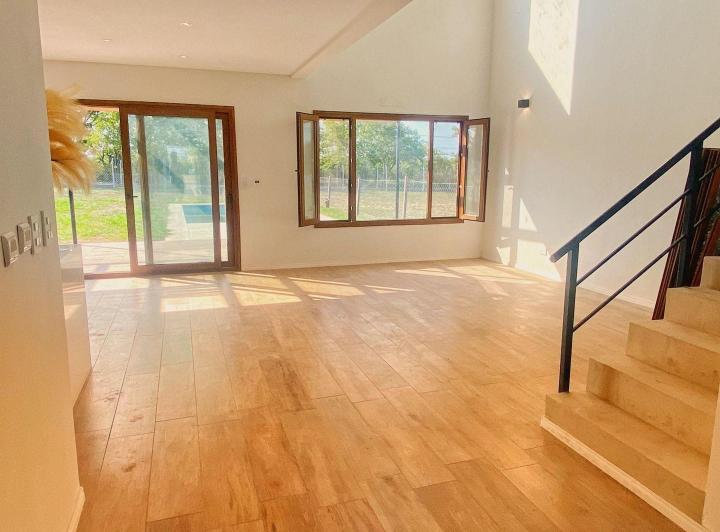 Casa · 198m² · 5 Ambientes · 4 Cocheras