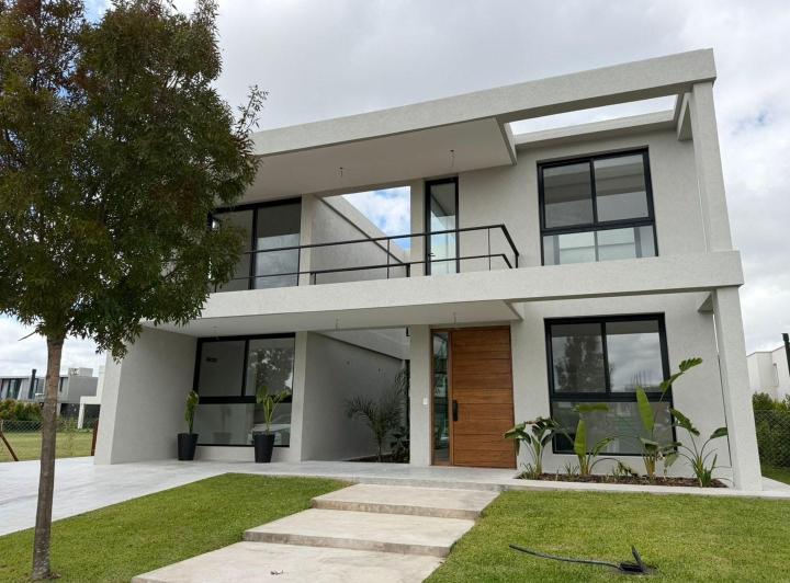 Casa · 225m² · 7 Ambientes