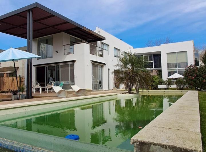Casa · 268m² · 6 Ambientes · 1 Cochera