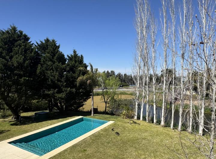 Casa · 234m² · 6 Ambientes · 4 Cocheras