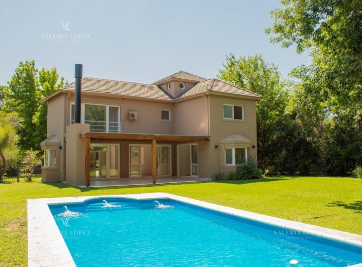 Casa · 235m² · 5 Ambientes · 2 Cocheras
