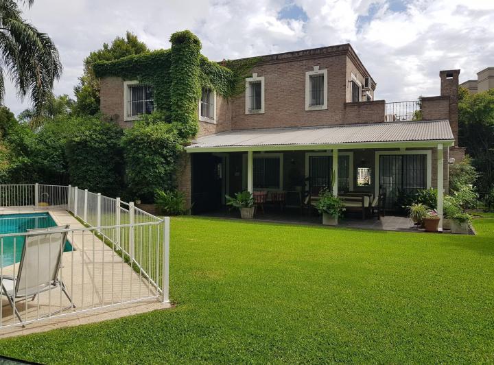 Casa · 350m² · 8 Ambientes