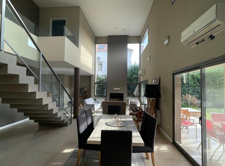 Casa · 270m² · 5 Ambientes · 2 Cocheras