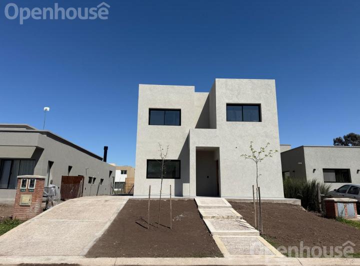Casa · 216m² · 6 Ambientes · 2 Cocheras
