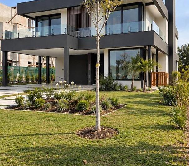 Casa · 403m² · 7 Ambientes · 2 Cocheras