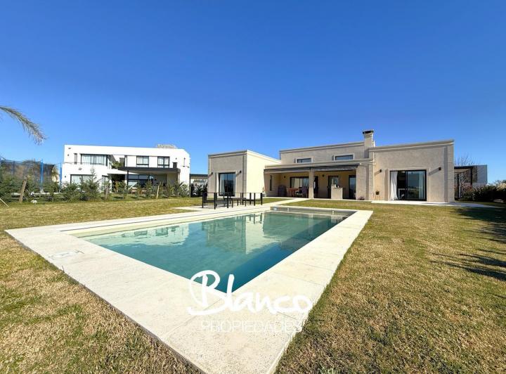 Casa · 220m² · 5 Ambientes · 1 Cochera