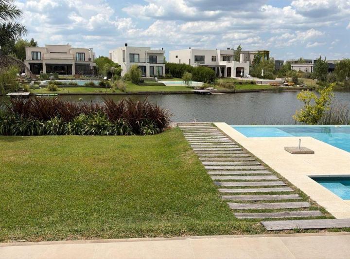 Casa · 277m² · 6 Ambientes · 1 Cochera