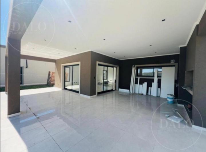 Casa · 221m² · 6 Ambientes · 4 Cocheras