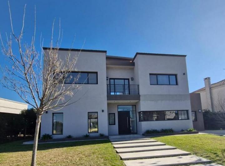 Casa · 246m² · 6 Ambientes · 2 Cocheras