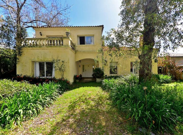 Casa · 285m² · 7 Ambientes · 2 Cocheras