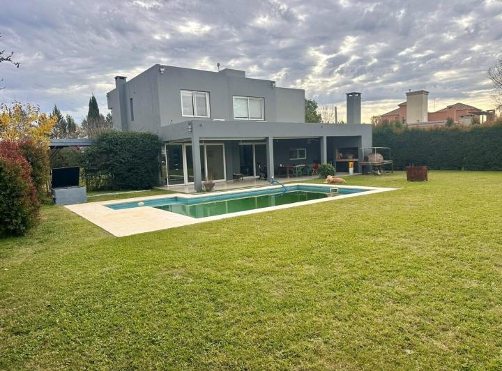 Casa · 239m² · 6 Ambientes · 3 Cocheras
