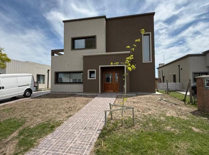 Casa · 195m² · 6 Ambientes · 4 Cocheras