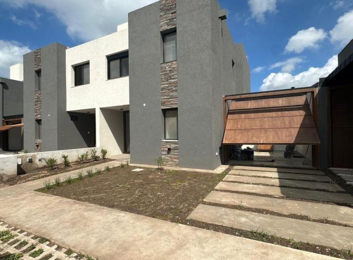 Casa · 141m² · 5 Ambientes · 2 Cocheras
