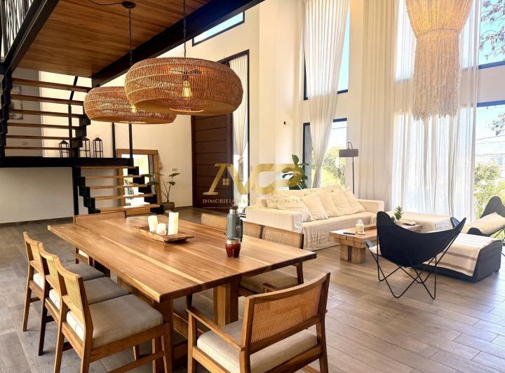 Casa · 1300m² · 7 Ambientes · 6 Cocheras