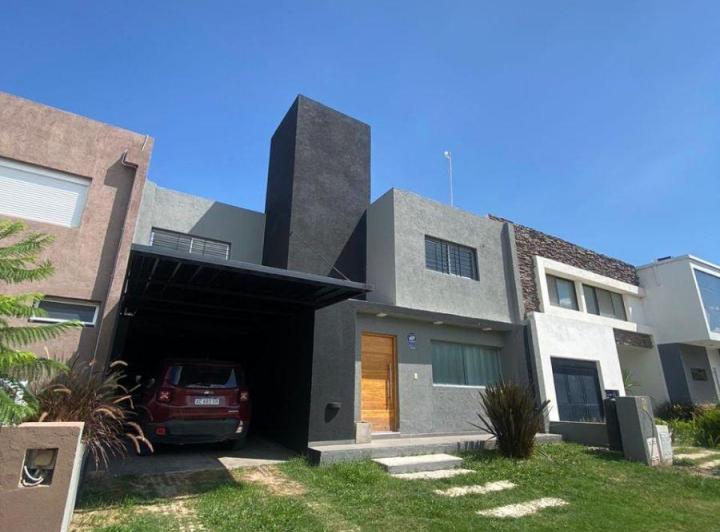 Casa · 120m² · 6 Ambientes · 2 Cocheras