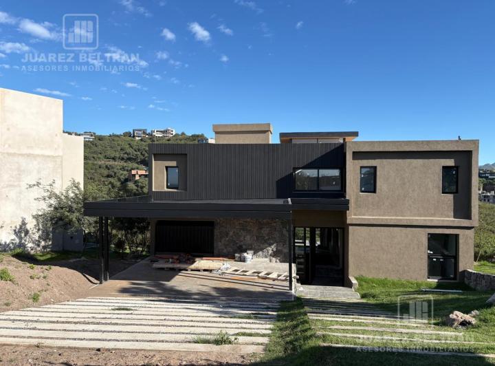 Casa · 1100m² · 4 Ambientes · 2 Cocheras