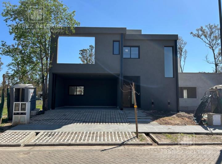 Casa · 250m² · 3 Ambientes · 2 Cocheras