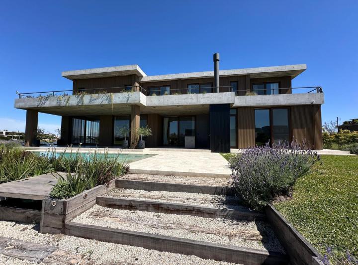 Casa · 457m² · 6 Cocheras
