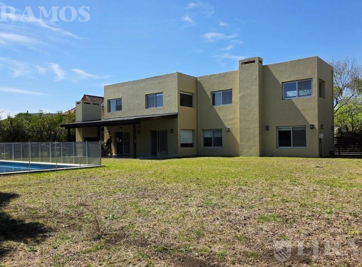 Casa · 218m² · 6 Ambientes · 1 Cochera
