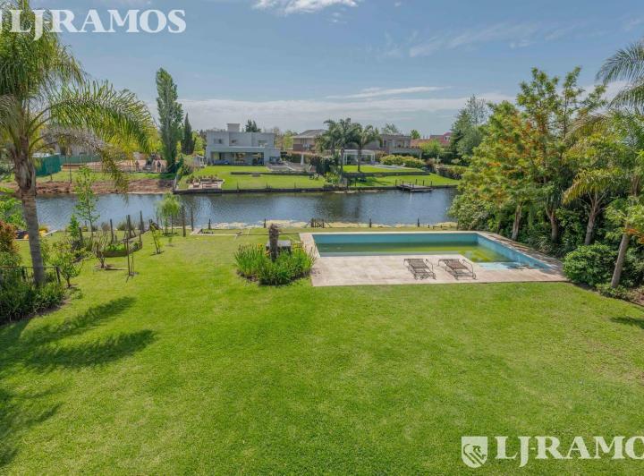 Casa · 255m² · 7 Ambientes · 4 Cocheras