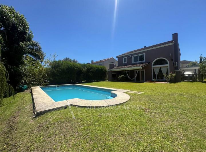 Casa · 220m² · 7 Ambientes · 1 Cochera