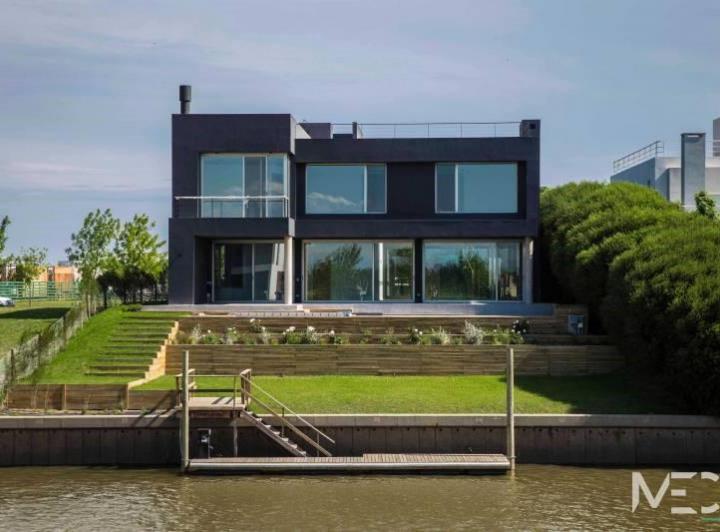 Casa · 420m² · 7 Ambientes · 2 Cocheras