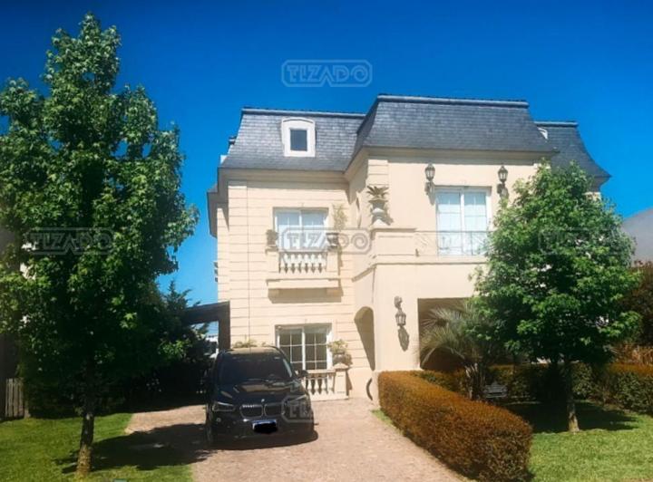Casa · 330m² · 6 Ambientes · 2 Cocheras