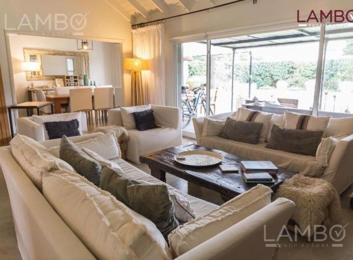 Casa · 325m² · 10 Ambientes · 4 Cocheras