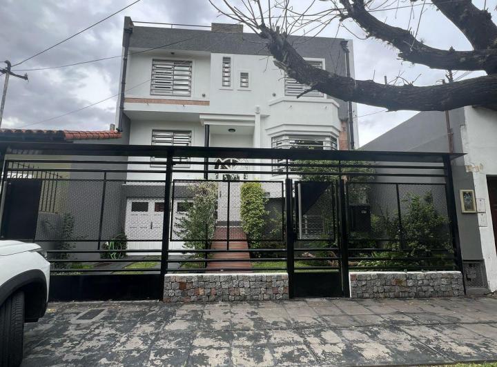 Casa · 290m² · 3 Ambientes · 2 Cocheras