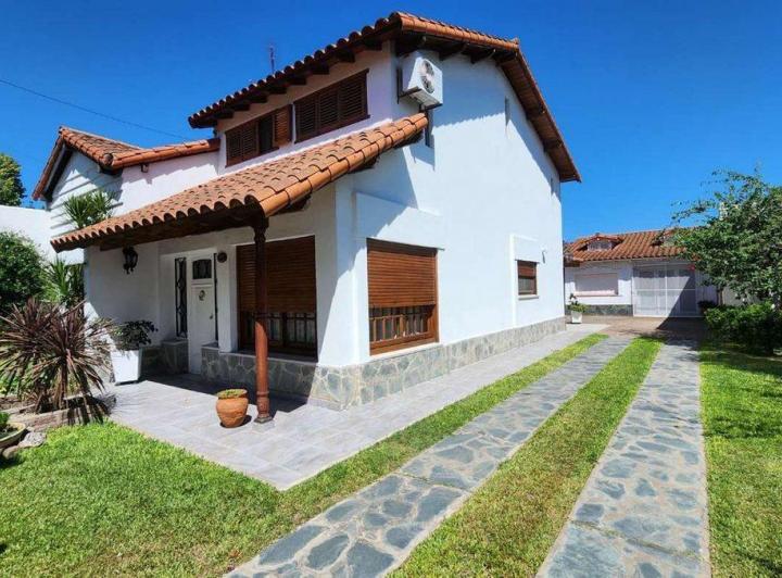 Casa · 219m² · 5 Ambientes · 2 Cocheras