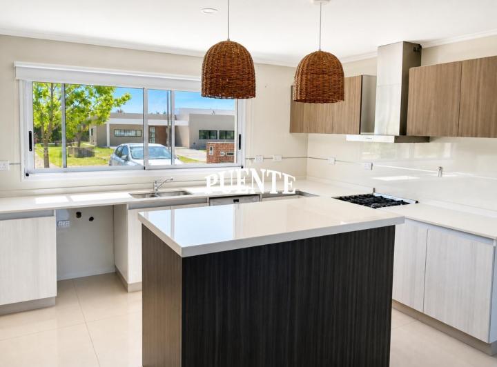 Casa · 160m² · 4 Ambientes · 1 Cochera
