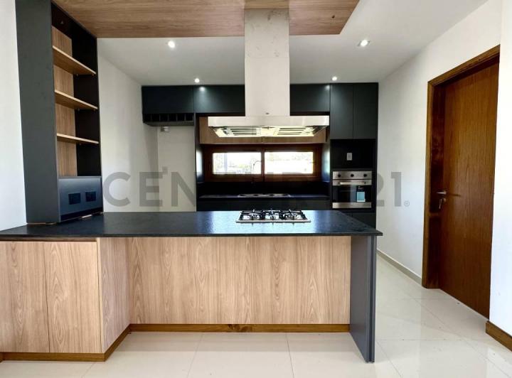 Casa · 247m² · 4 Ambientes · 3 Cocheras