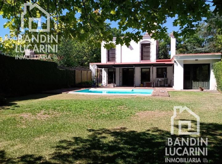 Casa · 220m² · 6 Ambientes · 3 Cocheras