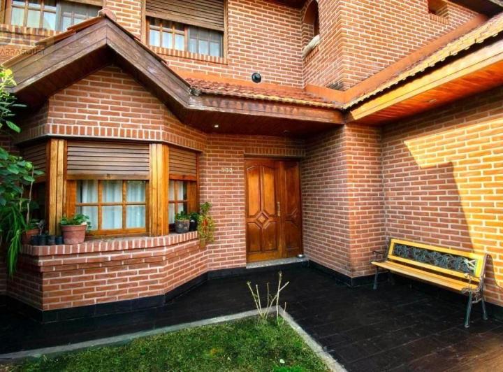 Casa · 260m² · 5 Ambientes · 2 Cocheras