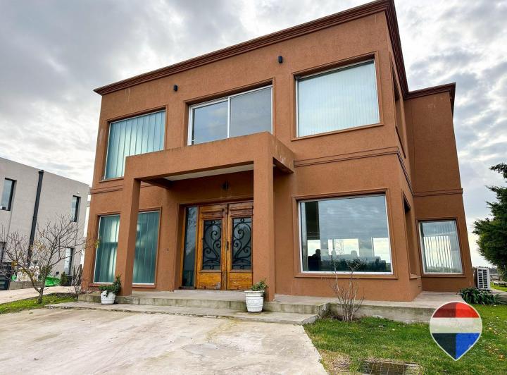 Casa · 225m² · 4 Ambientes · 3 Cocheras