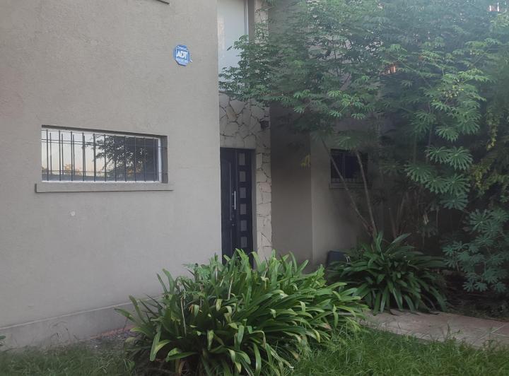 Casa · 70m² · 5 Ambientes · 1 Cochera