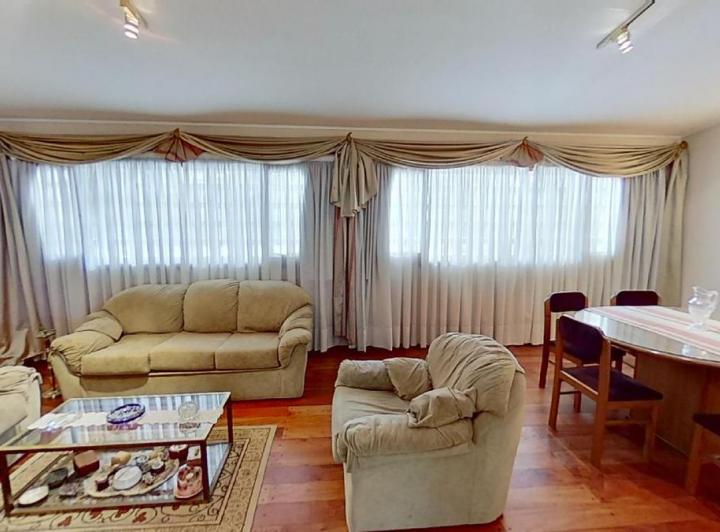 Casa · 210m² · 5 Ambientes · 2 Cocheras